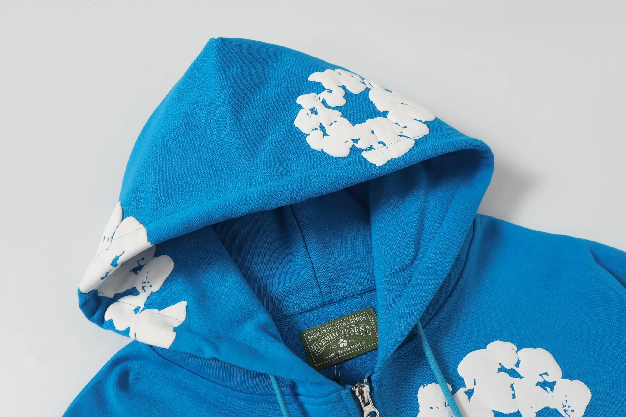 16 colors DENIM TEARS Kapok European and American trendy brand high-quality foam printed hooded sweatshirt jacket. Terry fabric weighs 380 grams. Threads are customized and dyed in the same color. Color Black Gray Blue Green Royal Blue Purple Red Orange Colorful Blue Pink White Sky Blue Brown Carbon Gray Black Gray White White Size S-XL